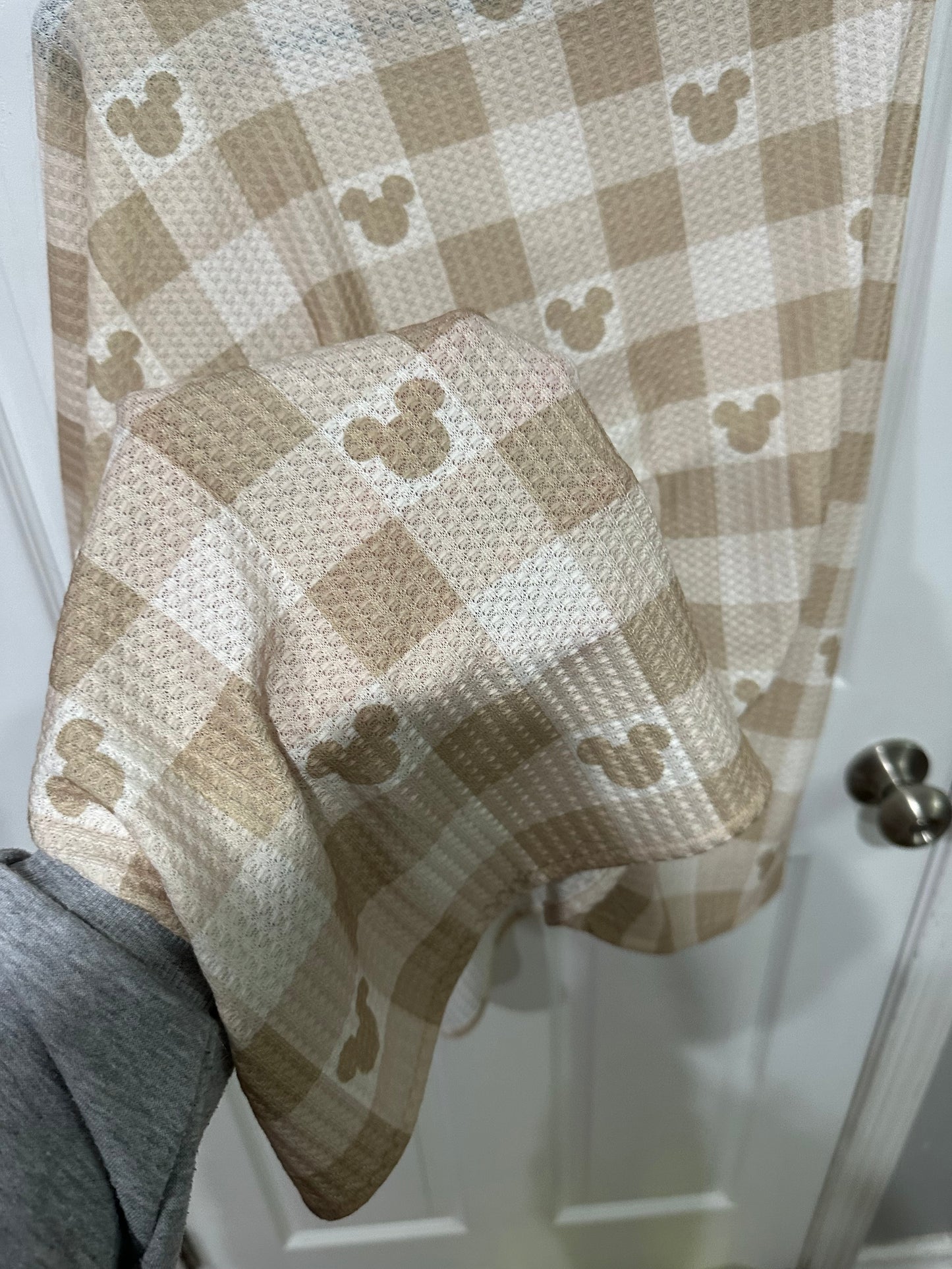 Checkered mouse nursing cover