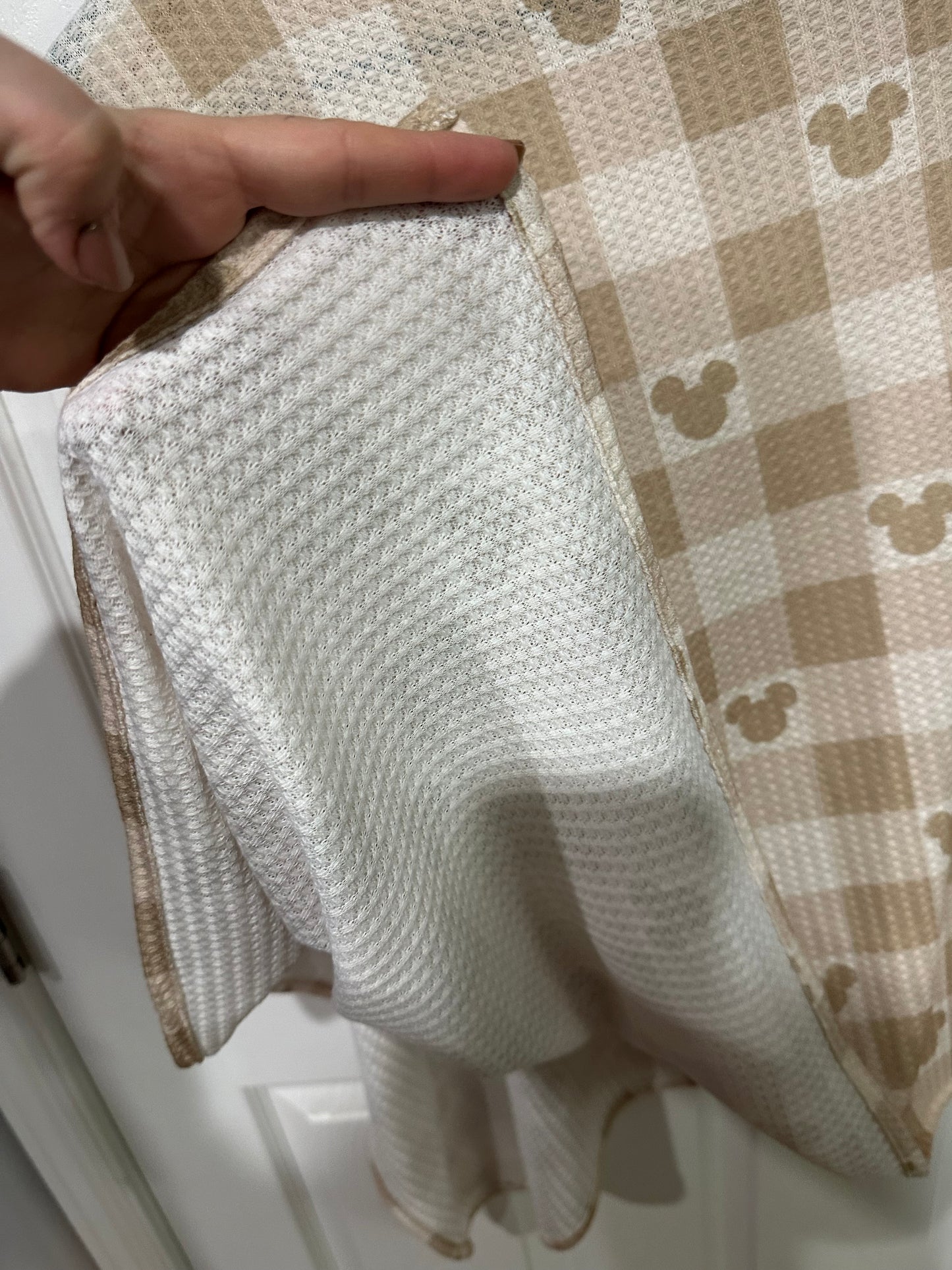 Checkered mouse nursing cover