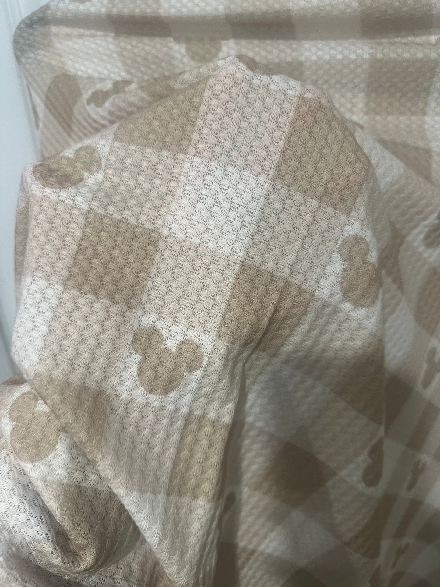 Checkered mouse nursing cover