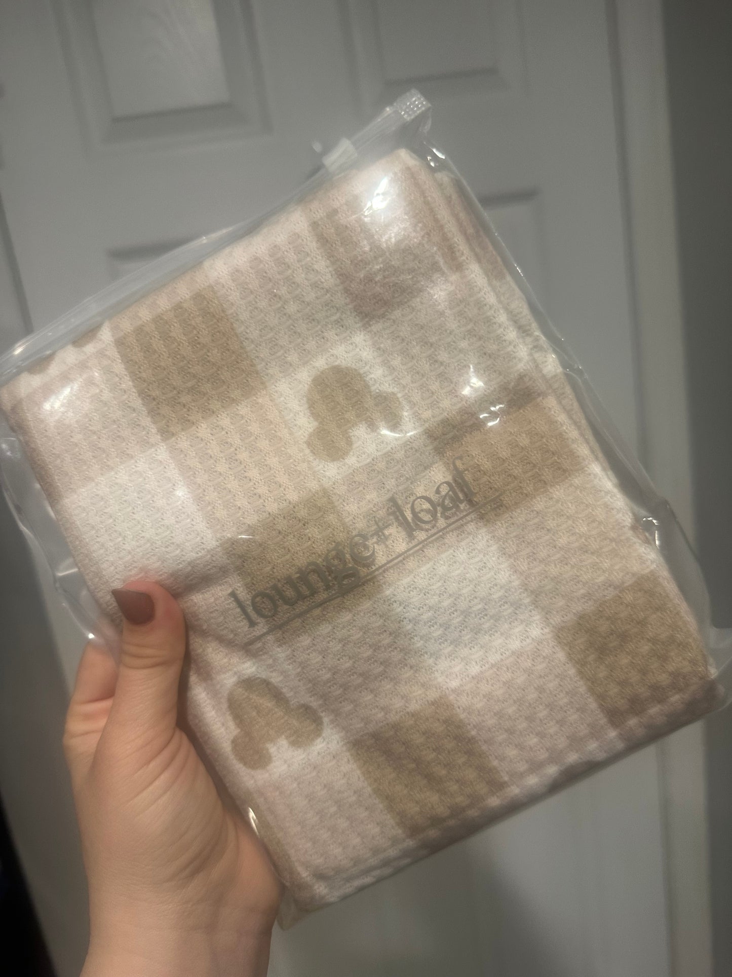 Checkered mouse nursing cover